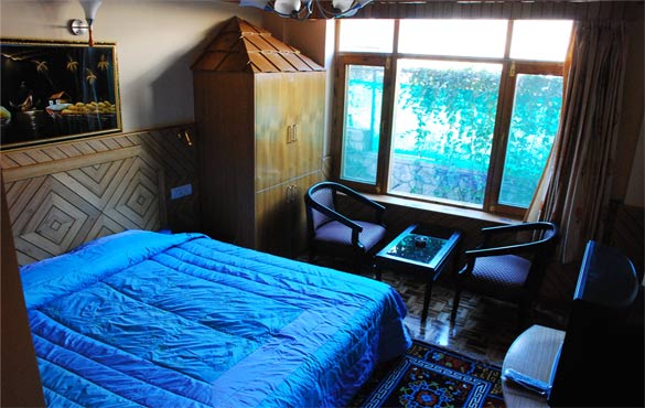 Master bedroom of the Setan Super Deluxe offers a spectacular view of nature. Hamta Hall_2