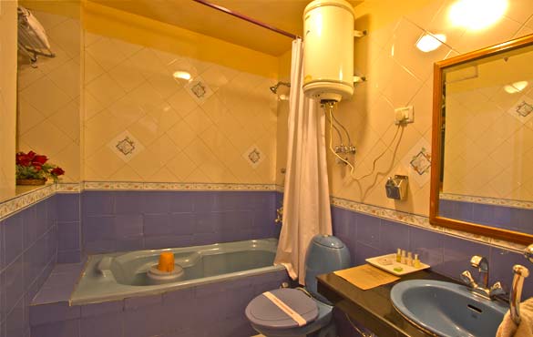 Setan Super Deluxe bath relieves you of all your stress with its serene ambience. setan